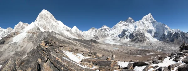 登上珠穆朗玛峰、 洛子峰、 Nuptse、 Pumo Ri 和卡拉 Patthar — 图库照片