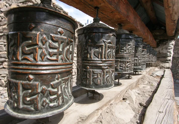 Buddhistisch viele Gebetsmühlen — Stockfoto