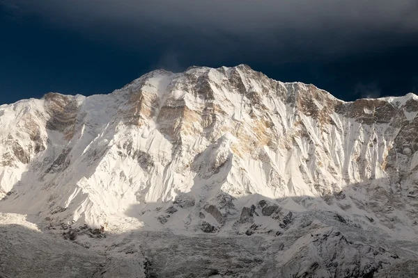 Πρωινή θέα του Annapurna Mount από την κατασκήνωση βάσης Annapurna — Φωτογραφία Αρχείου