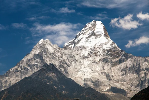 Θέα βουνό Ama Dablam στο δρόμο για την κατασκήνωση βάσης του Έβερεστ — Φωτογραφία Αρχείου