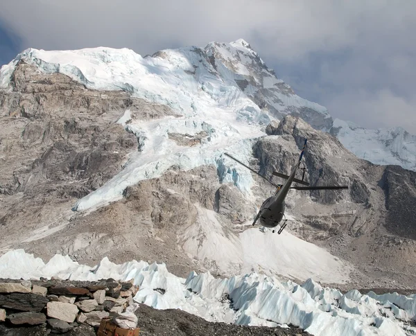 Everest ana kampında helicopper ve Nuptse Dağı, Nepal — Stok fotoğraf