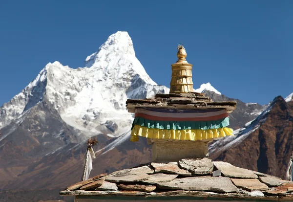 Templo Budista - detalle del techo con el monte Ama Dablam — Foto de Stock