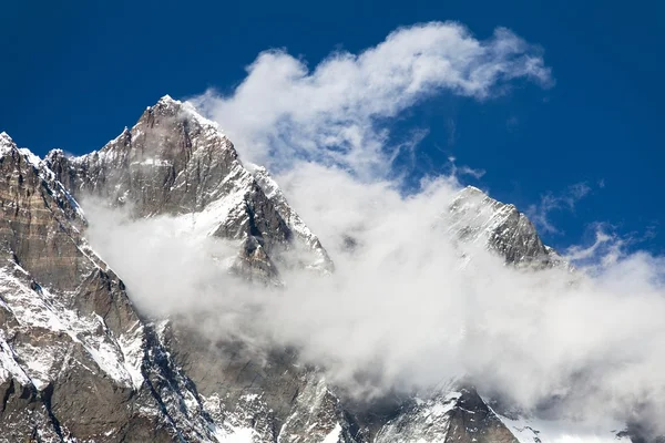 Arriba de Lhotse y Nuptse con nubes en la parte superior —  Fotos de Stock
