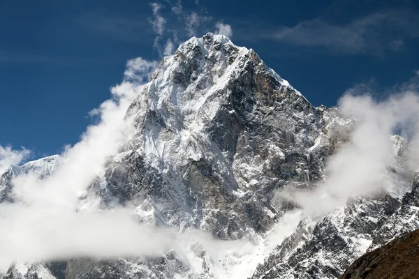 Monte Arakam Tse e nuvole vicino a Cho La Pass — Foto Stock