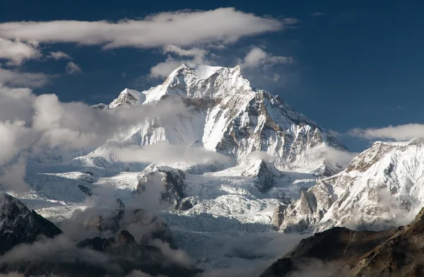 Vista nocturna desde Gokyo Ri hasta el monte Gyachung Kang — Foto de Stock