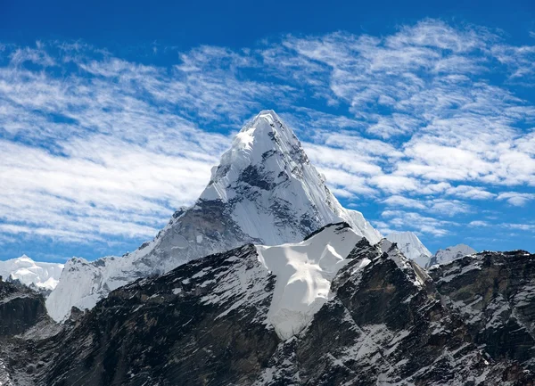 Veduta del monte Ama Dablam sulla strada per il campo base dell'Everest — Foto Stock