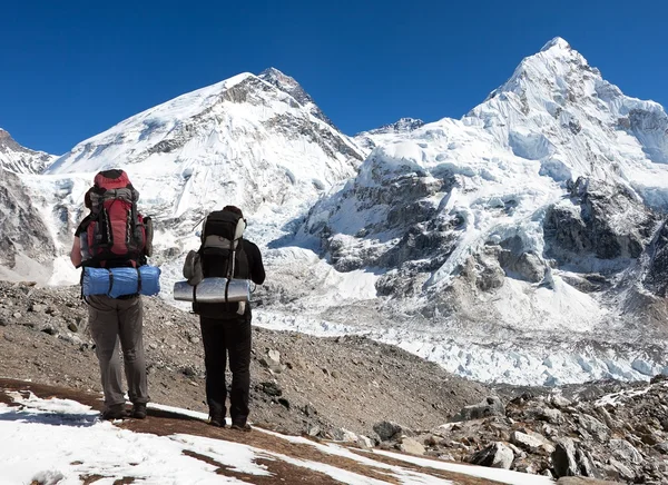 Mount Everest, Lhotse and Nuptse with two tourists — Stock Photo, Image