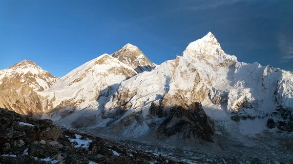 Evening panoramic view of Mount Everest — Stock Photo, Image