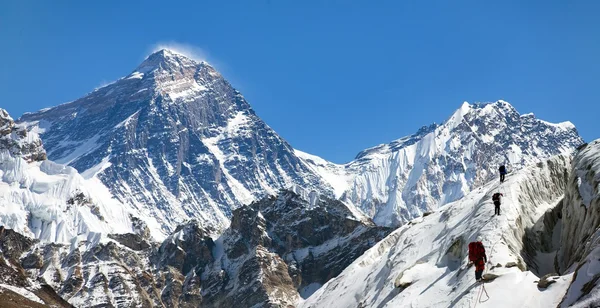 Uitzicht op Everest en Lhotse met groep klimmers — Stockfoto