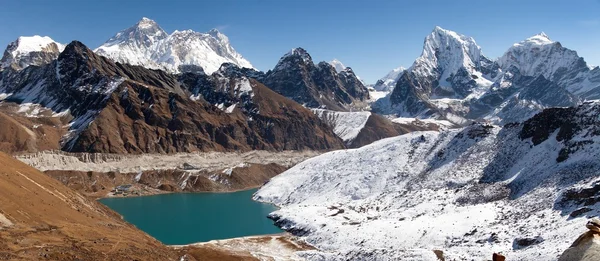 Panoramautsikt över Everest, Lhotse, Makalu och Gokyo sjö — Stockfoto