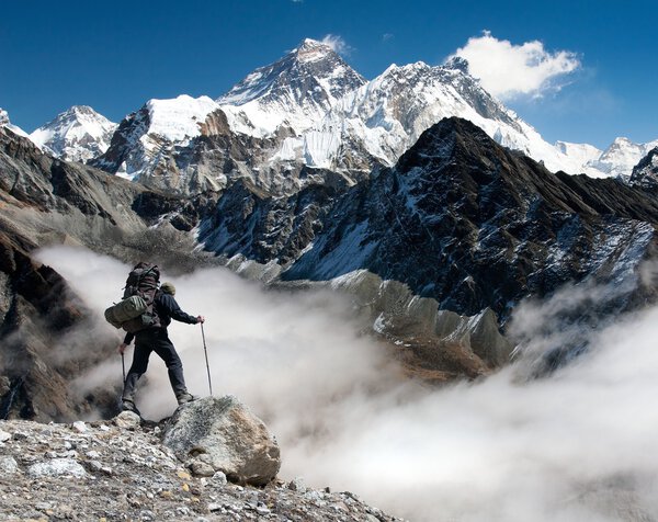 Эверест из Гокио с туристом
