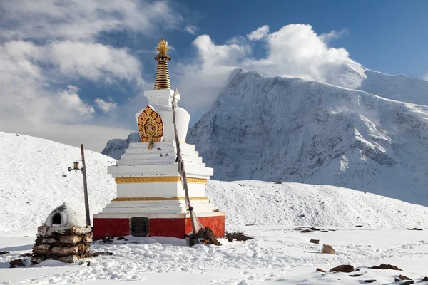 Panoramatický pohled stúpa a Annapurna rozsah — Stock fotografie