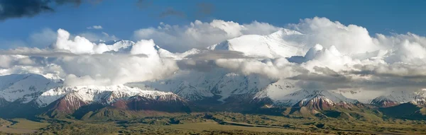 Panoramiczny widok na szczyt Lenina - góry Pamir — Zdjęcie stockowe