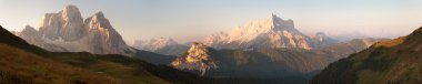 Sabah Panoramik dağ Civetta ve Mount Pelmo