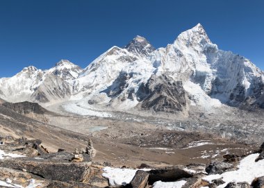 güzel gökyüzü Everest dağının panoramik