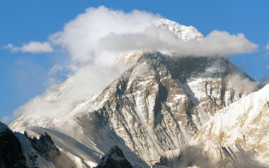 güzel bulutlar ile Everest Dağı