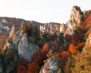 Sulov rockies kırmızı renkli görünümünden sonbahar akşam