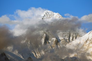 güzel bulutlar ile Everest Dağı
