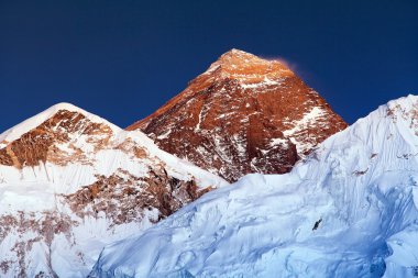 Akşam dağ herhangi bir zamanda Kala Patthar üzerinden görünümünü renkli