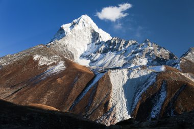 Ama Dablam güzel gökyüzü ile monte