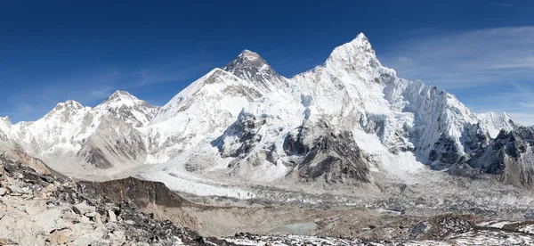 Panoramablick auf den Mount Everest mit schönem Himmel — Stockfoto