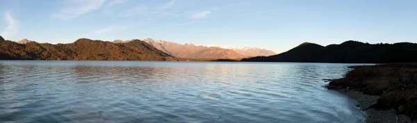 Večerní panoramatický pohled Rara Daha nebo Mahendra Tal jezero — Stock fotografie