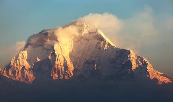 Morgon panoramautsikt över berget Dhaulagiri — Stockfoto
