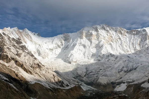 Πρωινή θέα του Annapurna Mount από την κατασκήνωση βάσης Annapurna — Φωτογραφία Αρχείου