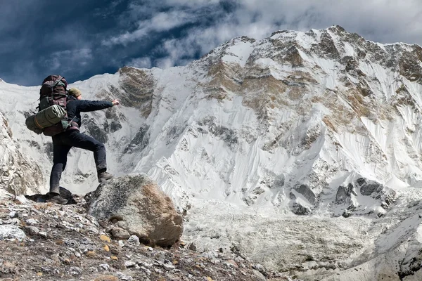 Vista del Monte Annapurna con turista, Nepal —  Fotos de Stock