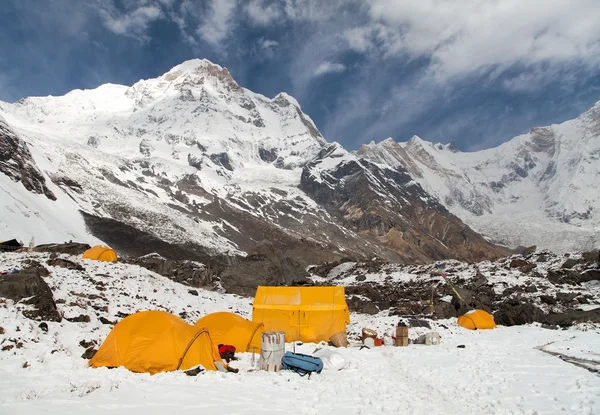 Annapurna sul do acampamento base de Monte Annapurna com tendas — Fotografia de Stock