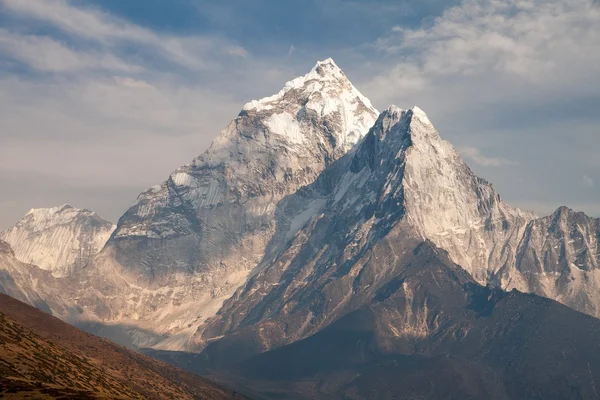 Evening panoramic view of mount Ama Dablam — Stock Photo, Image