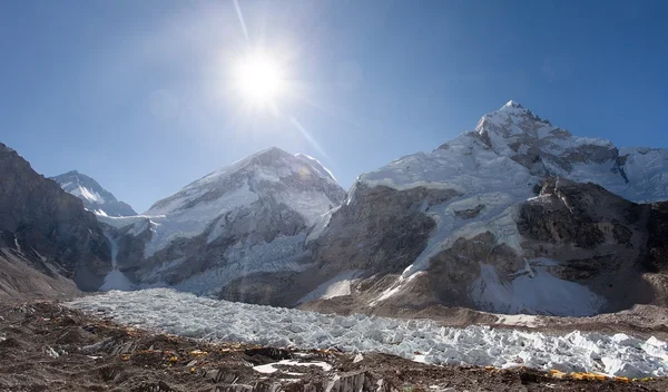 Sol de la mañana sobre el Monte Everest — Foto de Stock