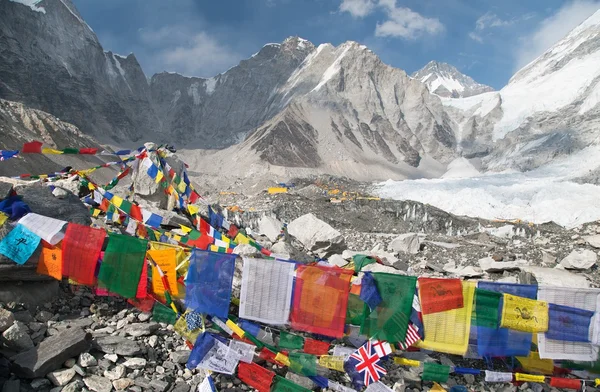 Vue depuis le camp de base du mont Everest avec drapeaux de prière — Photo