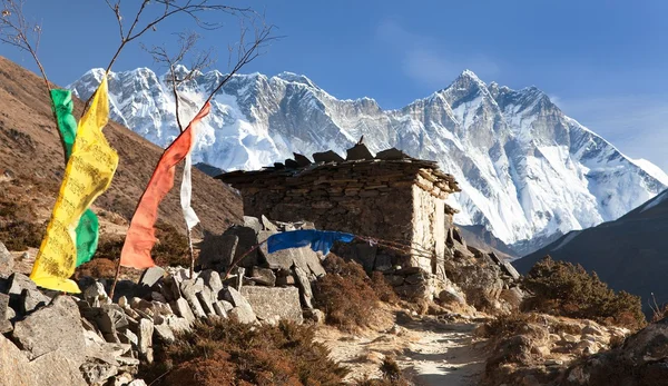 Lhotse, Nuptse y los muros de oración budista y banderas —  Fotos de Stock