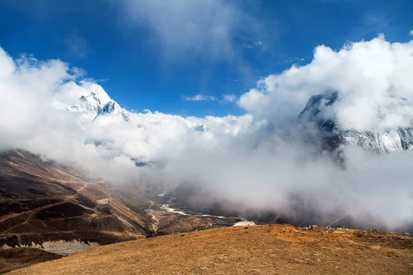 Mount Ama Dablam binnen wolken — Stockfoto