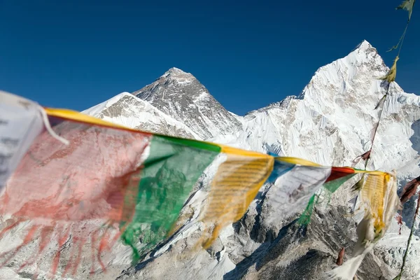 エベレスト山の仏教の祈りのフラグで表示 — ストック写真