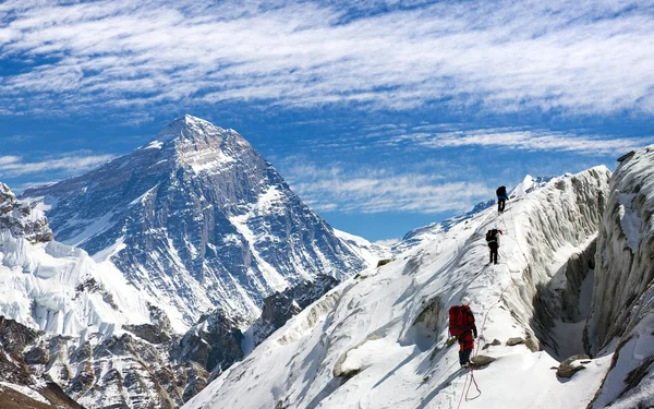Вид на Эверест и Лхоцзе с группой альпинистов — стоковое фото