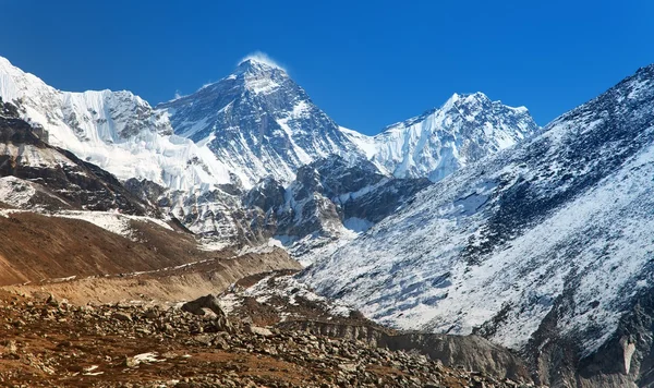 Vrcholu Mount Everestu z údolí Gokyo — Stock fotografie