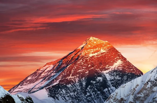 Vista nocturna en color del Monte Everest desde Gokyo Ri — Foto de Stock