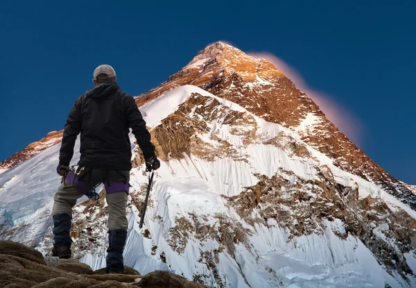 Ночной вид на гору Эверест с альпинистом — стоковое фото