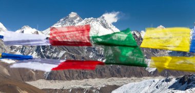 Everest Dağı, Lhotse ve Makalu 'nun manzarası Renjo La Pass - Nepal