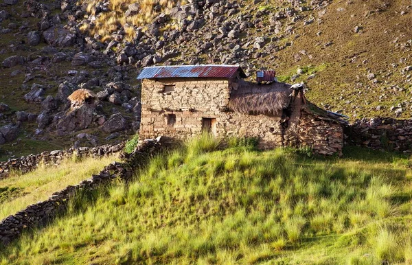 Small Home Building Vilcanota Mountains Ausangate Mountains Peruvian Andes — Stock Photo, Image