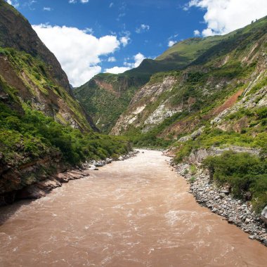 Rio Apurimac, Apurimac, Choquequirao yürüyüş yolu, Cuzco bölgesi, Peru And Dağları 'nın en uzun ve en büyük Amazon nehrinin üst kısmıdır.