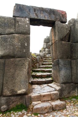 Taş kapı. Sacsayhuaman, Cusco veya Cuzco 'daki İnka harabelerinin manzarası, Peru