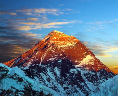 Kala Patthar, Sagarmatha Ulusal Parkı, Khumbu Walley, Solukhumbu, Nepal Himalays Dağları 'ndan güzel günbatımı bulutlarıyla Everest Dağı akşam panoramik manzarası