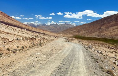 Pamir karayolu ya da Tacikistan 'da Pamirskij trakt asfaltsız yolu, Wakhan vadisi, gorno-badakhshan bölgesi. Pamir ve Hindu dağları
