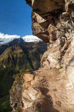 patika ve kaya yüzeyi, Saksarayuq Dağı, And Dağları, Choquequirao yürüyüş yolu Machu Picchu, İnka patikası, Cuzco ya da Peru 'daki Cusco bölgesi 