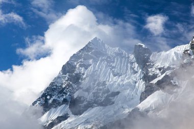 Peru 'daki Cuzco bölgesinde Machu Picchu yolunda Salkantay ya da Salcantay yürüyüşü