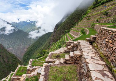 Choquequirao, Peru 'daki en iyi İnka harabelerinden biri. Machu Picchu yakınlarında Choquequirao İnka yürüyüş yolu. Peru 'daki Cuzco bölgesinde. Teraslı alanlar