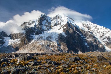 Salkantay dağının akşam manzarası, Peru 'daki Cuzco bölgesinde Machu Picchu yolunda Salcantay yürüyüşü